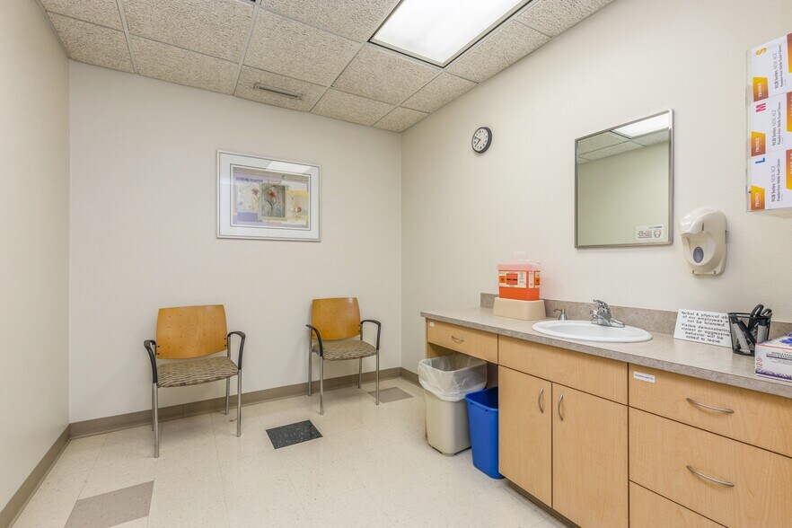 More Photos Of 303 University Ave, Des Moines Medical For Sale