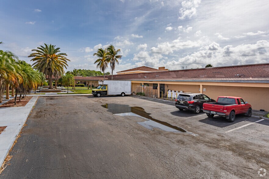 More Photos Of 7050 Winkler Rd, Fort Myers Unknown For Lease