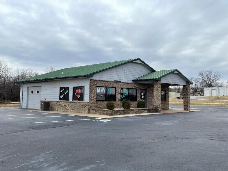 More Photos Of 3618 US Highway 59, Grove Freestanding For Lease