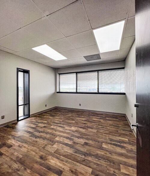 More Photos Of 1685 E Washington Ave, Navasota Office For Lease