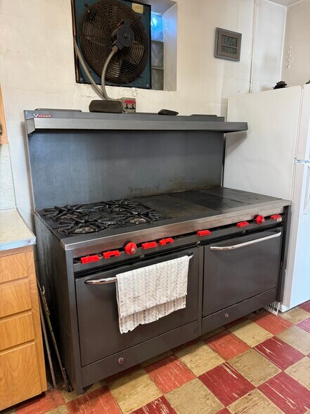 More Photos Of 210 5th Ave NW, Mandan Specialty For Sale