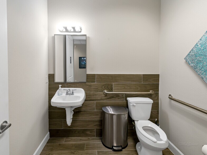 More Photos Of 633 E Fernhurst Dr, Katy Medical For Sale