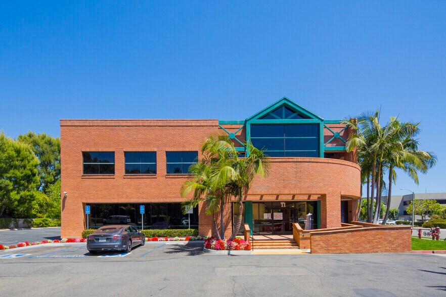 Primary Photo Of 11 Mareblu, Aliso Viejo Medical For Sale