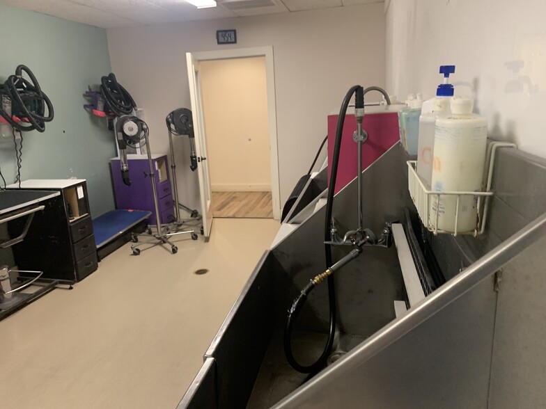 More Photos Of 421 Ermine Rd, West Columbia Warehouse For Sale