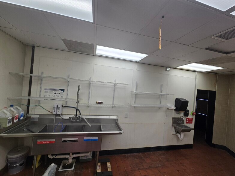 More Photos Of 25 S State St, Lindon Restaurant For Lease