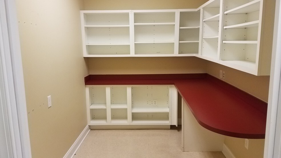 More Photos Of 172 Linden Dr, Winchester Office For Sale