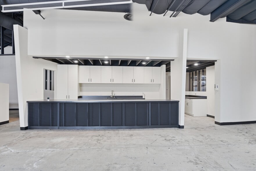 More Photos Of 3194 Airport Loop Dr, Costa Mesa Warehouse For Lease