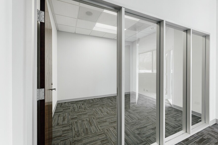 More Photos Of 5362-5364 W Devon Ave, Chicago Office For Sale