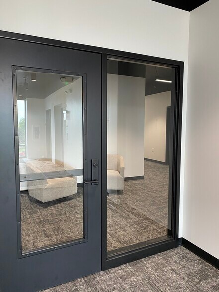 More Photos Of 504 Broadway St, Alexandria Storefront Retail Office For Lease