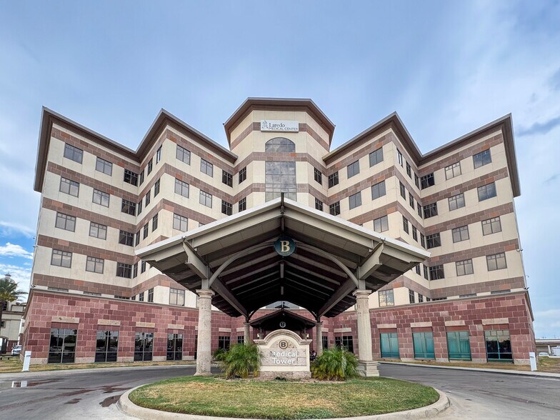 Primary Photo Of 1700 E Saunders St, Laredo Hospital For Lease