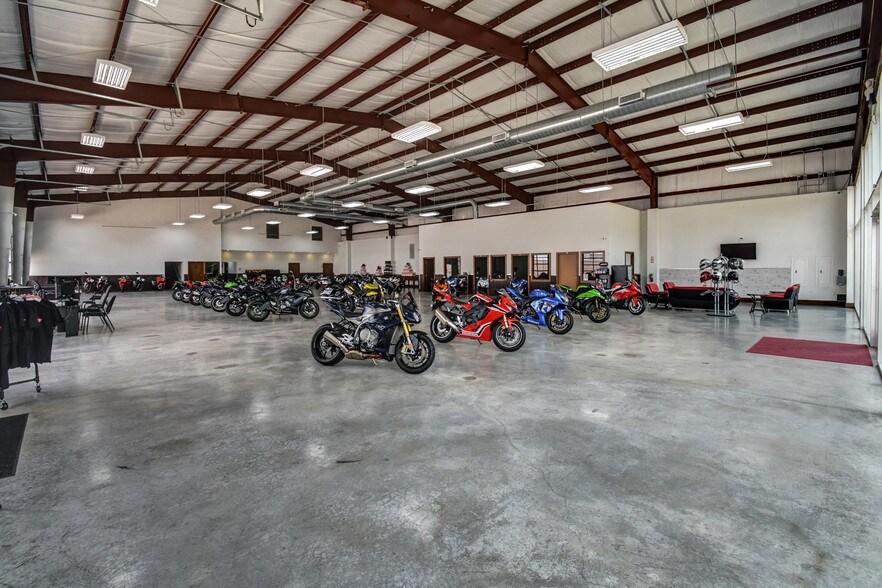 More Photos Of 14902 N Fwy Service Rd, Houston Freestanding For Lease