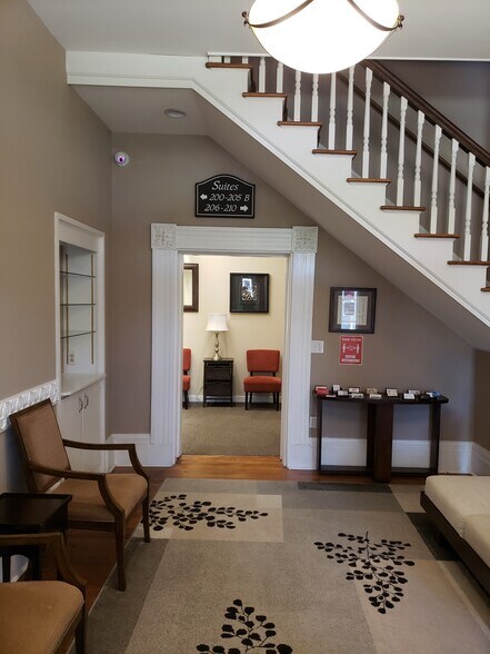 More Photos Of 29 Ravenscroft Dr, Asheville Office For Lease