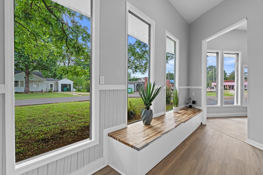 More Photos Of 106 Stevens St, Petal Freestanding For Lease