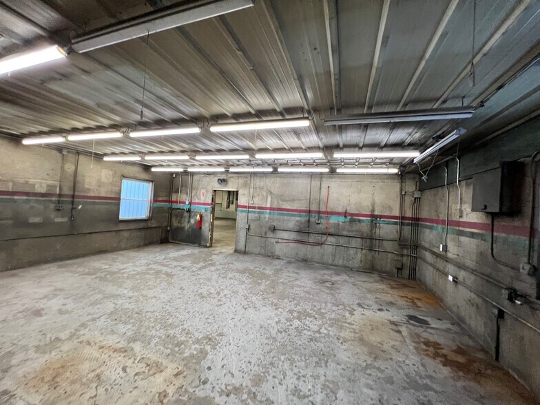 More Photos Of 616A-622 S Main St, Hebron Warehouse For Lease