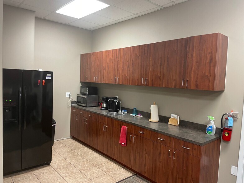 More Photos Of 9141 Emmott Rd, Houston Warehouse For Lease