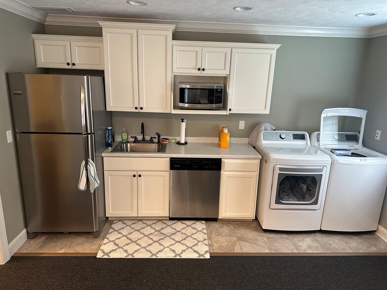 More Photos Of 1000 Coombs Farm Dr, Morgantown Office For Lease