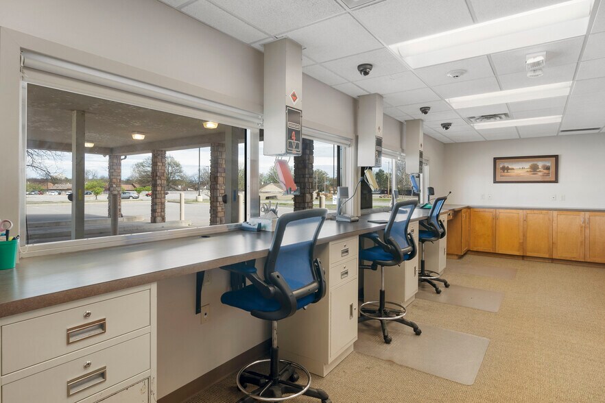 More Photos Of 7447 Riverside Pky, Tulsa Bank For Lease