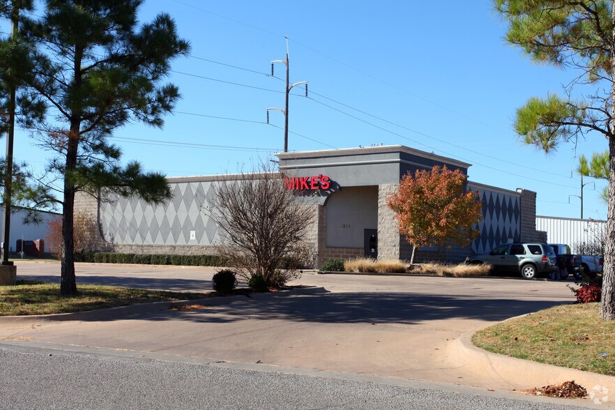 More Photos Of 8301 Glade Ave, Oklahoma City Restaurant For Lease