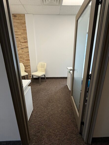 More Photos Of 125 Lakeshore Rd E, Mississauga Coworking Space