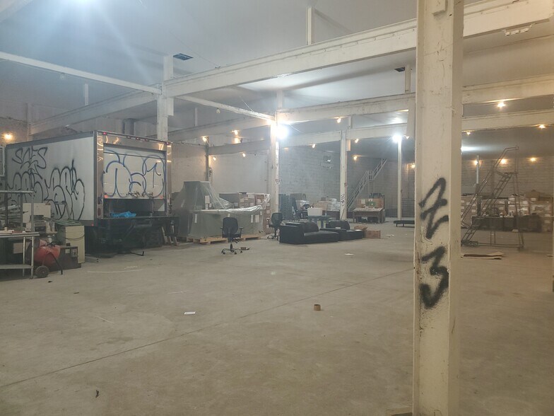 More Photos Of 335 Moffat St, Brooklyn Distribution For Lease