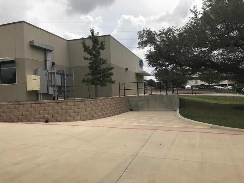 More Photos Of 7912 Cameron Rd, Austin Medical For Lease