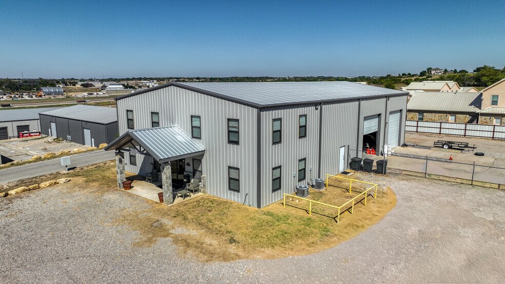 More Photos Of 125 Winners Cir, Weatherford Showroom For Sale
