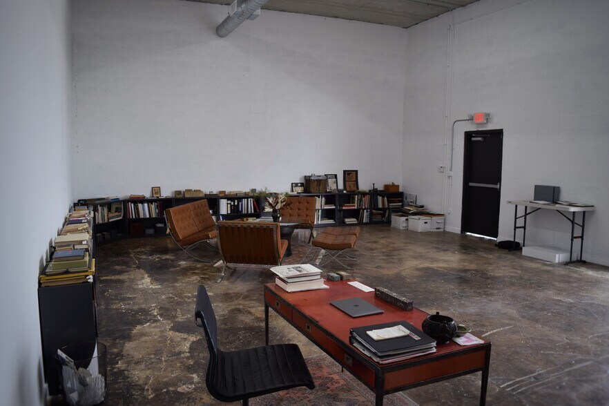 More Photos Of 290 NW 73rd St, Miami Service For Lease