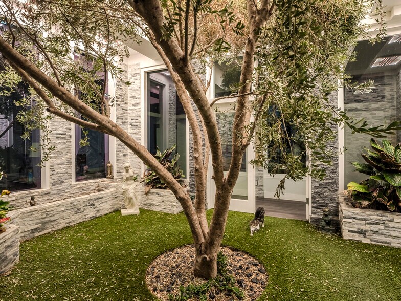 More Photos Of 195 NW 40th St, Miami General Retail For Lease