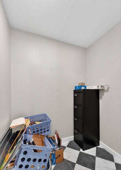 More Photos Of 109 Jasper Dr, Marshall Office For Sale