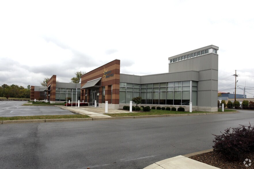 More Photos Of 900 Spring St, Jeffersonville Medical For Lease