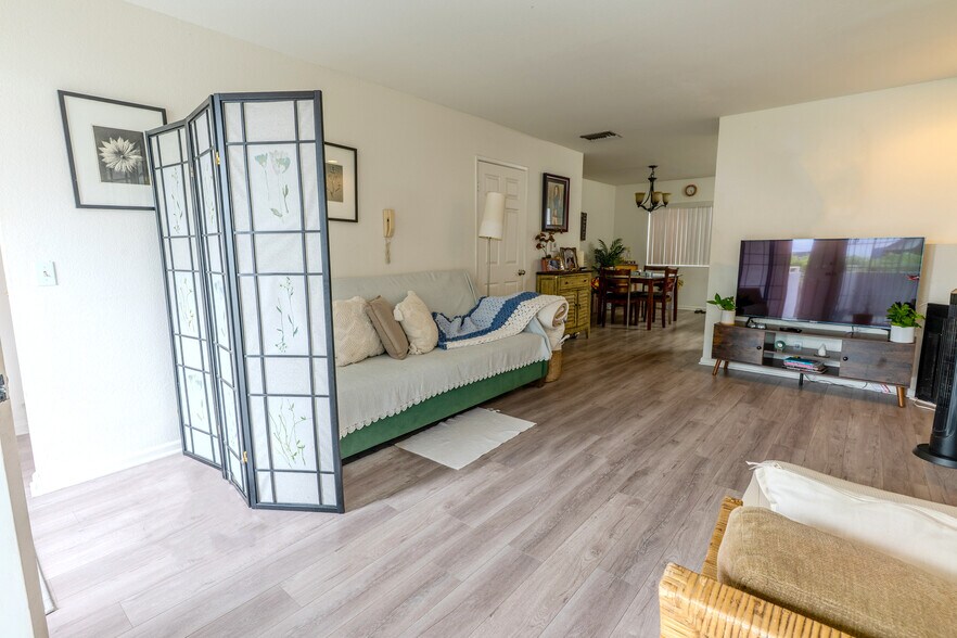 More Photos Of 6501 Woodley Ave, Lake Balboa Apartments For Sale