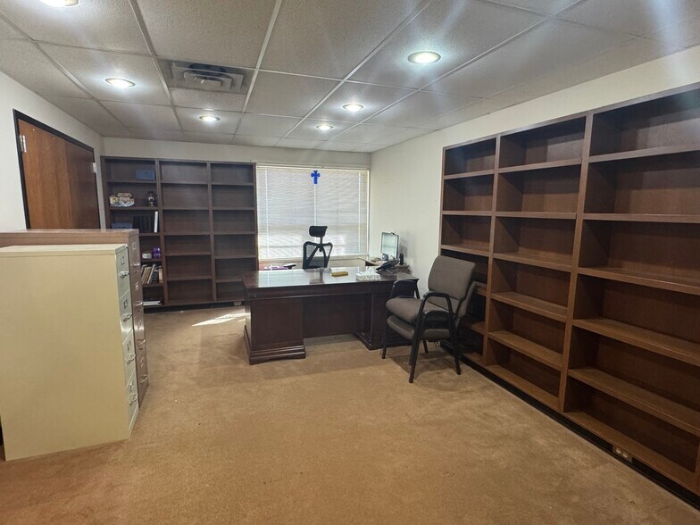 More Photos Of 10100 Ridgeview Dr, The Village Specialty For Sale