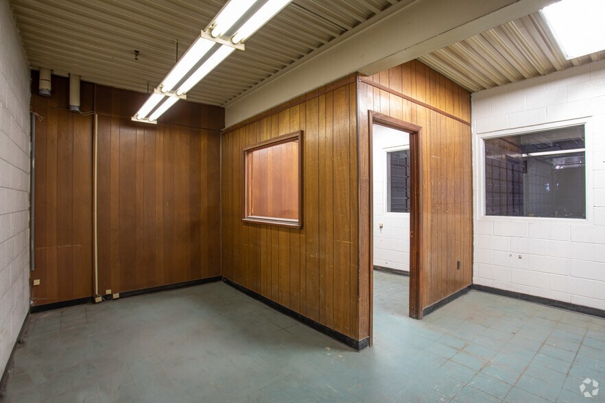 More Photos Of 88-92 Sunshine Rd, Kansas City Distribution For Lease