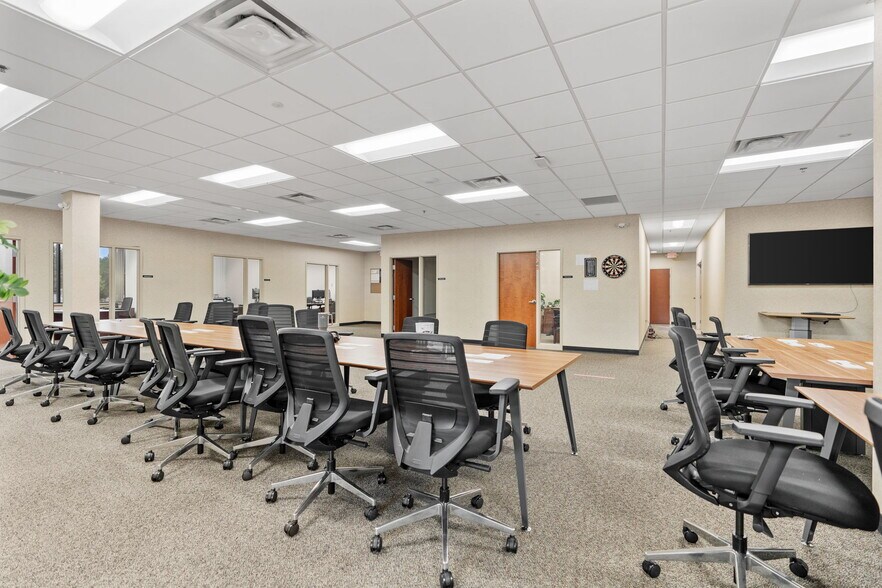 More Photos Of 2775 Blue Water Rd, Eagan Office For Sale