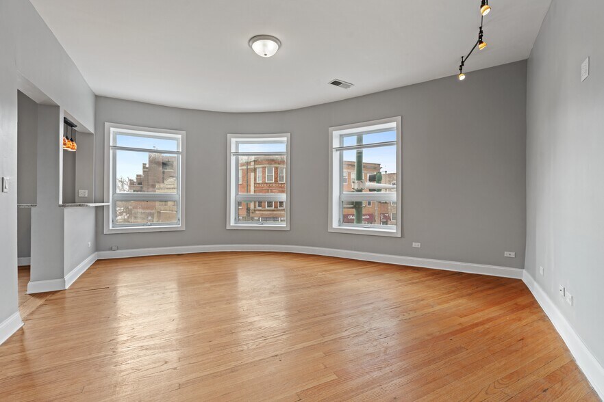 More Photos Of 3801-3809 N Clark St, Chicago Restaurant For Sale