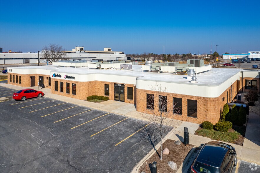 More Photos Of 3219 N Wilke Rd, Arlington Heights Office For Lease