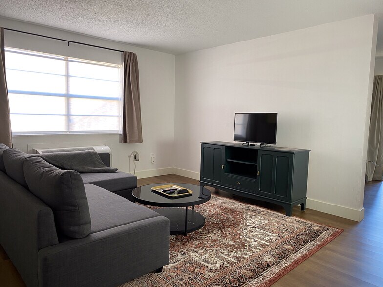 More Photos Of 2044 E Van Buren, Eureka Springs Hotel For Sale