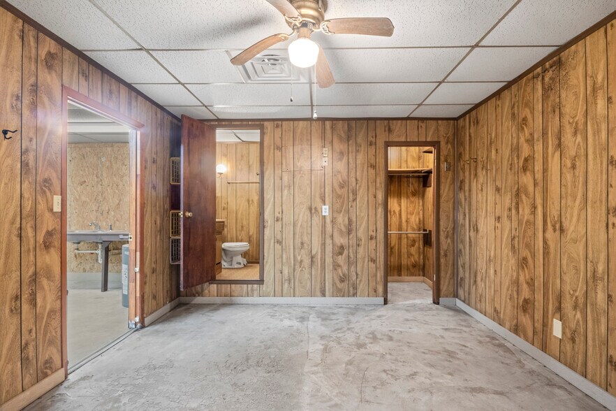 More Photos Of 450 US-259, Daingerfield Showroom For Sale