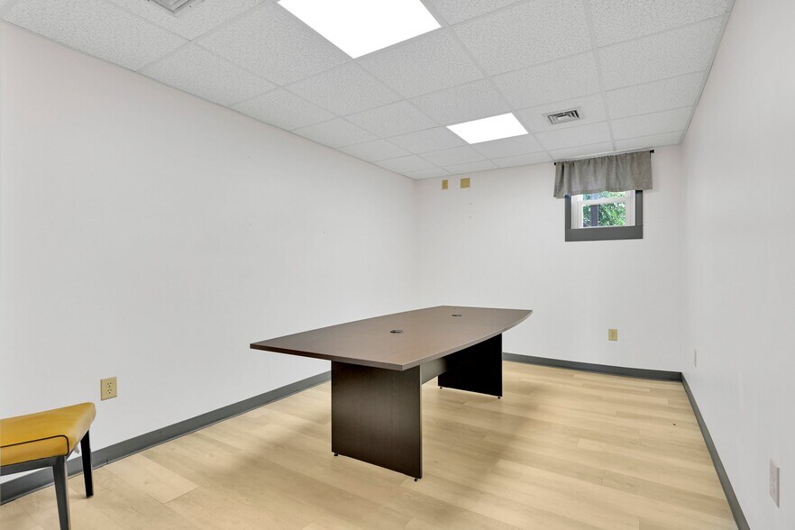 More Photos Of 26 N Railroad St, Palmyra Office For Sale