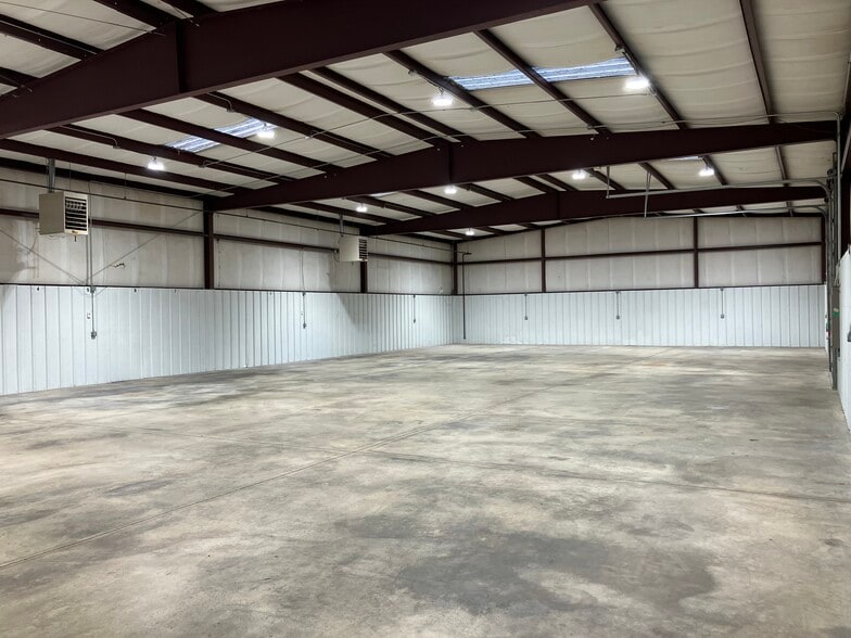 More Photos Of 8401 Gateway Ter, Oklahoma City Warehouse For Lease