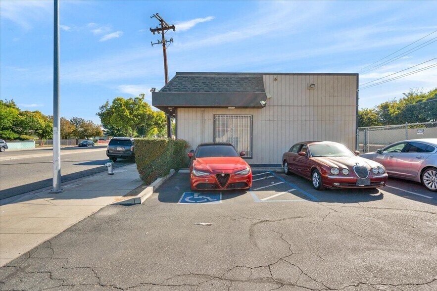 More Photos Of 3298 E McKinley Ave, Fresno Freestanding For Lease