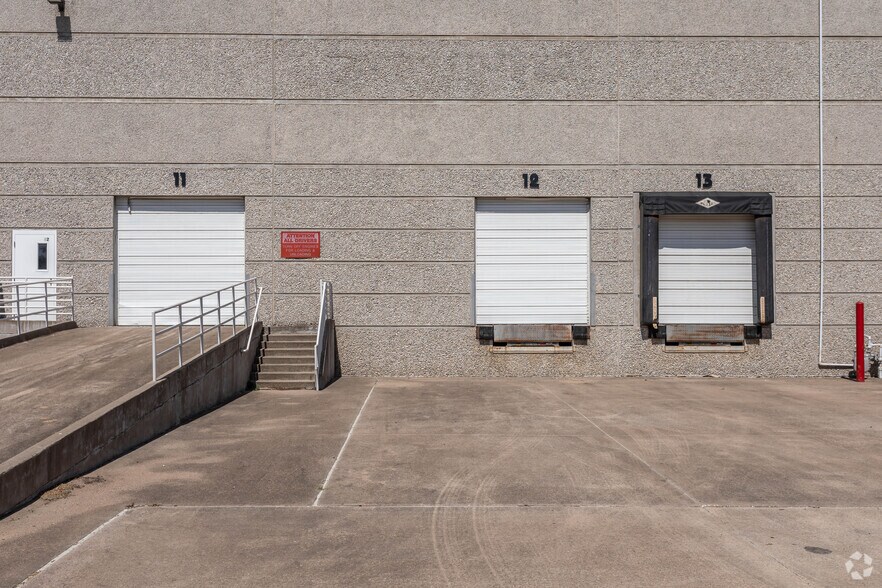 More Photos Of 675 S Royal Ln, Coppell Warehouse For Lease