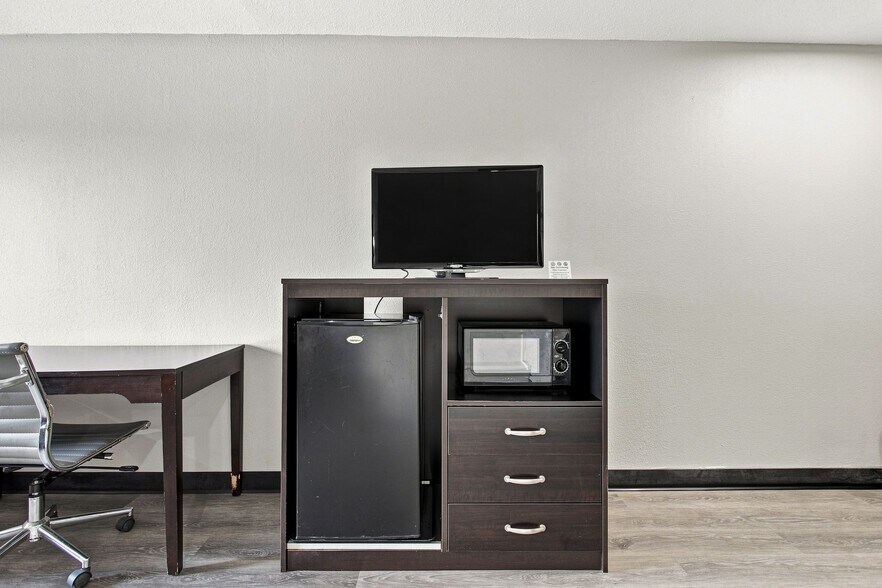 More Photos Of 634 David St, Centerville Hotel For Sale