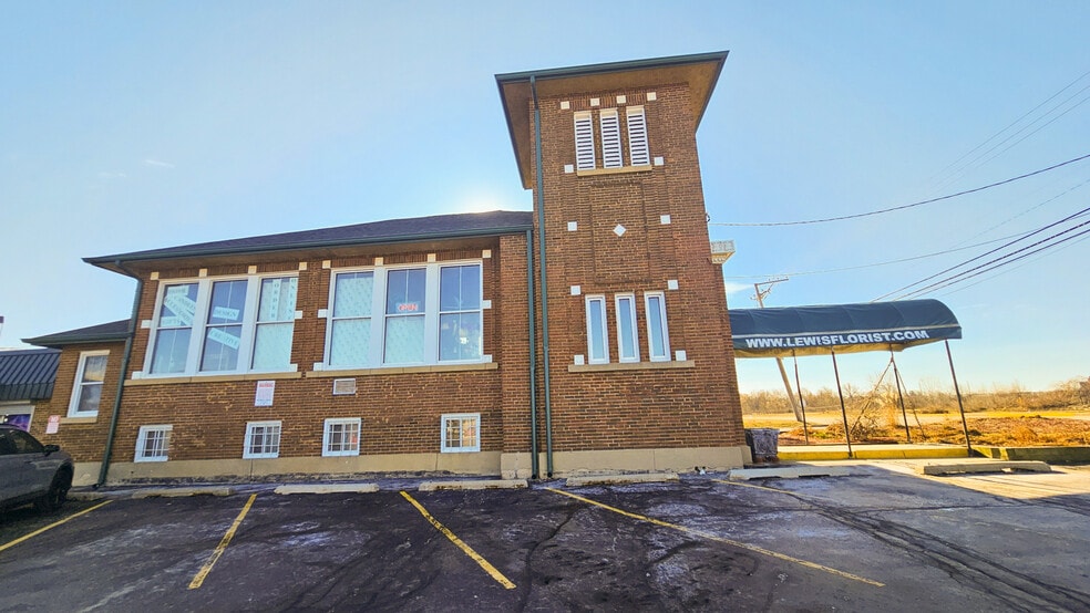 More Photos Of 147 S US Highway 45, Grayslake General Retail For Lease