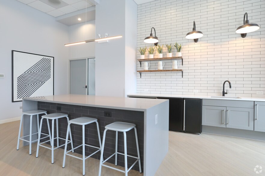 More Photos Of 2111 S Michigan Ave, Chicago Apartments For Lease