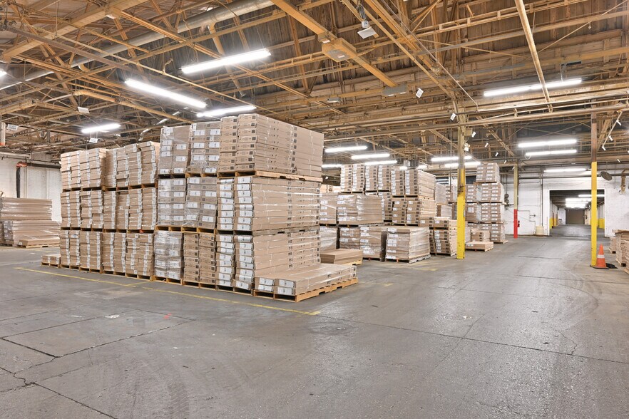 More Photos Of 202 Spaulding St, Dowagiac Distribution For Lease