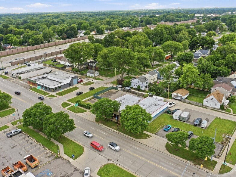More Photos Of 832 W 11 Mile Rd, Madison Heights Warehouse For Sale