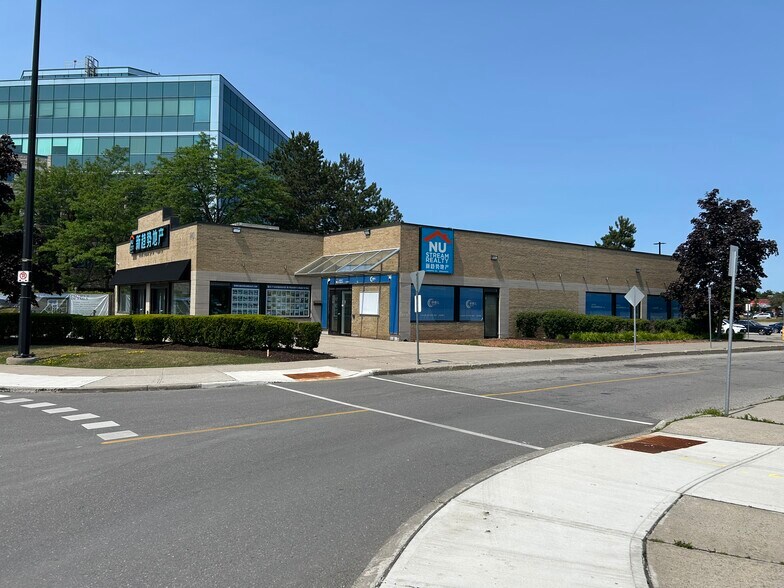 More Photos Of 140 York Blvd, Richmond Hill Restaurant For Lease