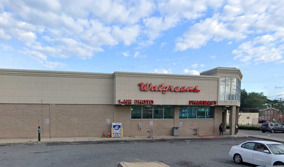 More Photos Of 1607 Bridge St, Philadelphia Drugstore For Lease