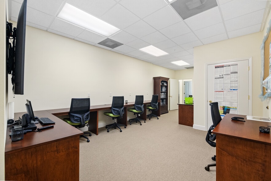 More Photos Of 7100 S Beneva Rd, Sarasota Office For Lease
